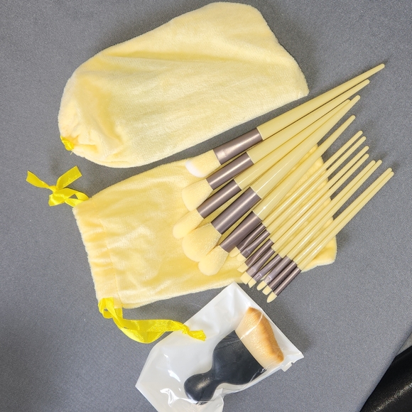 Makeup brushes! Yellow! - Picture 3 of 9